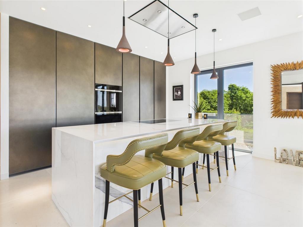 CAM04392 G0-PR0087-STILL041.jpg