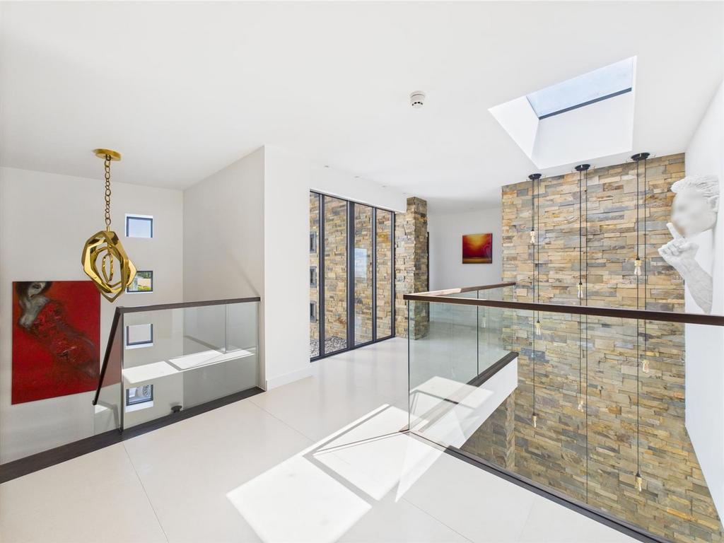 CAM04392 G0-PR0087-STILL045.jpg