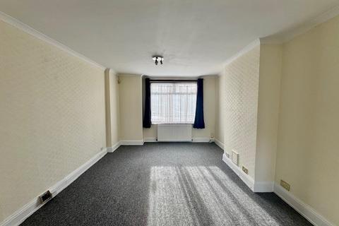 3 bedroom end of terrace house to rent, Roxeth Grove, Harrow HA2