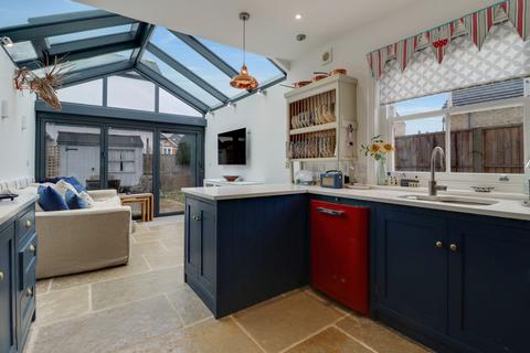 1 Summer Gardens, East Molesey, KT8 9LT