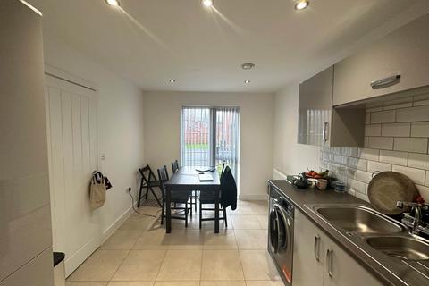 3 bedroom apartment to rent, Woolton Close, Salford M5