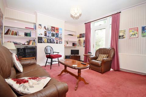 2 bedroom maisonette for sale, Alandale Drive, Pinner, HA5 3UX