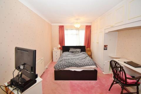 2 bedroom maisonette for sale, Alandale Drive, Pinner, HA5 3UX