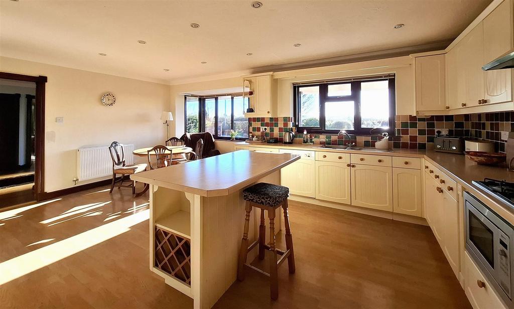 Kitchen (2).jpg