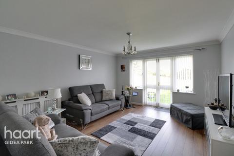 2 bedroom apartment for sale, Great Pettits Court, Romford, RM1`