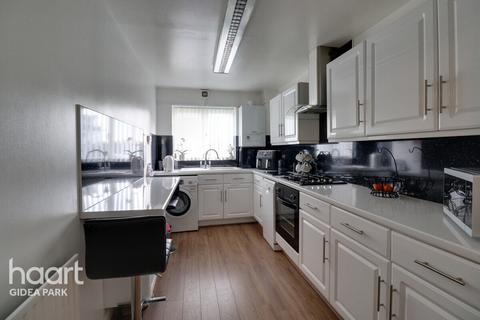 2 bedroom apartment for sale, Great Pettits Court, Romford, RM1`