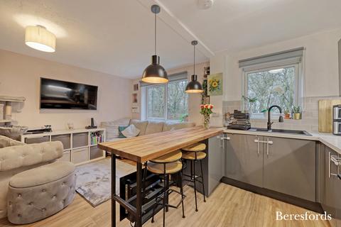 42 Harkness Close, Romford, RM3 9NX