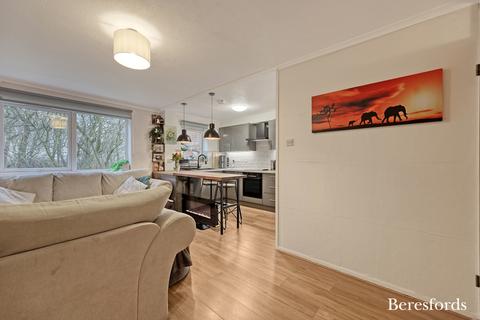 42 Harkness Close, Romford, RM3 9NX