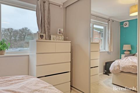 42 Harkness Close, Romford, RM3 9NX