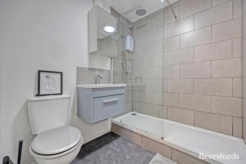 42 Harkness Close, Romford, RM3 9NX