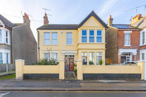 10b Albion Road, Westcliff-on-sea, SS0 7DR