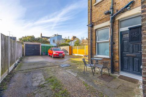 10b Albion Road, Westcliff-on-sea, SS0 7DR