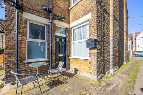 10b Albion Road, Westcliff-on-sea, SS0 7DR