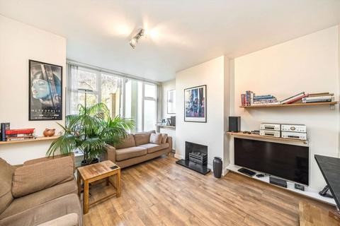 2 bedroom flat to rent, Wilfred Owen Close, London SW19