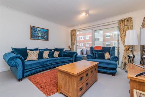 3 bedroom flat to rent, Courtlands, Sheen Road, Richmond, TW10