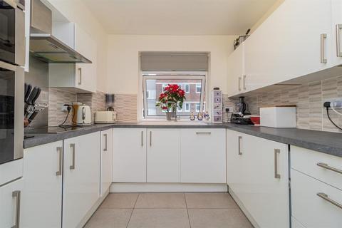 3 bedroom flat to rent, Courtlands, Sheen Road, Richmond, TW10