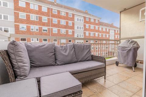 3 bedroom flat to rent, Courtlands, Sheen Road, Richmond, TW10