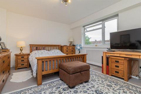 3 bedroom flat to rent, Courtlands, Sheen Road, Richmond, TW10