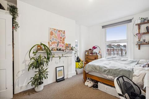 4 bedroom maisonette to rent, Shepherds Bush Road, London W6