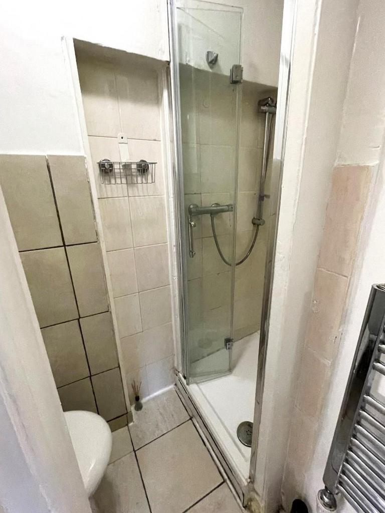 SHOWER ROOM.jpg