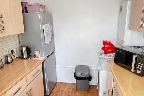 2 bedroom flat to rent, Hazelmere Drive, Northolt UB5