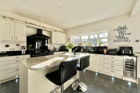 5 bedroom detached house for sale, Springbank Crescent, Garforth, Leeds