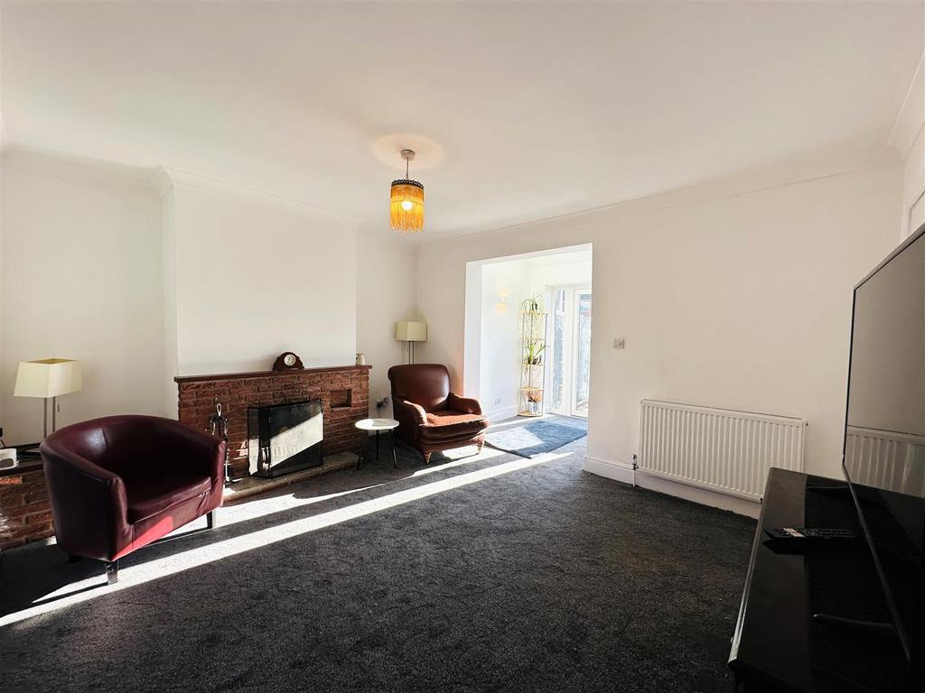 Lounge 1.jpg