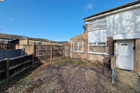 3 bedroom end of terrace house to rent, Archer Close, Leicester LE4