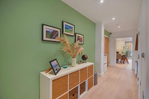 2 bedroom apartment for sale, at Waterford Court, 7 Turnberry Quay, London E14
