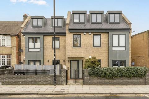 3 bedroom flat to rent, West Green Road, London N15