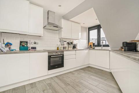 3 bedroom flat to rent, West Green Road, London N15