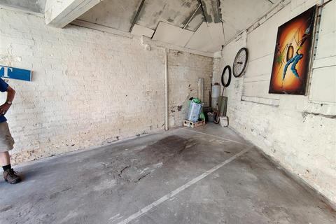 Workshop & retail space to rent, Newcastle Avenue, Blackpool