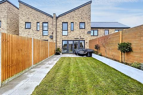 57 Bloomfields, Rainham, Gillingham, ME8 7BZ