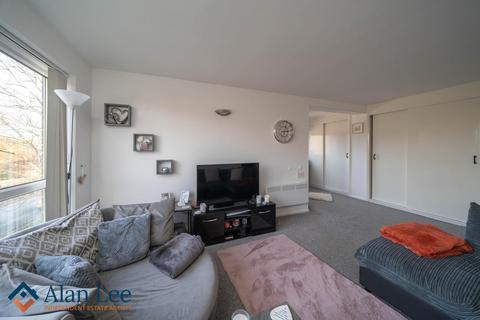 1 bedroom flat for sale, Stuart Court, Macclesfield, SK10 3AZ