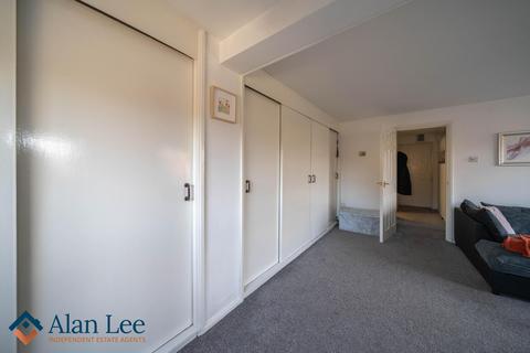 1 bedroom flat for sale, Stuart Court, Macclesfield, SK10 3AZ