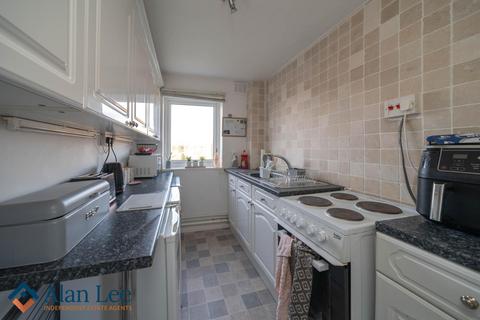 1 bedroom flat for sale, Stuart Court, Macclesfield, SK10 3AZ