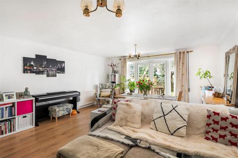 7 Rectory Close, London, SW20 9DQ