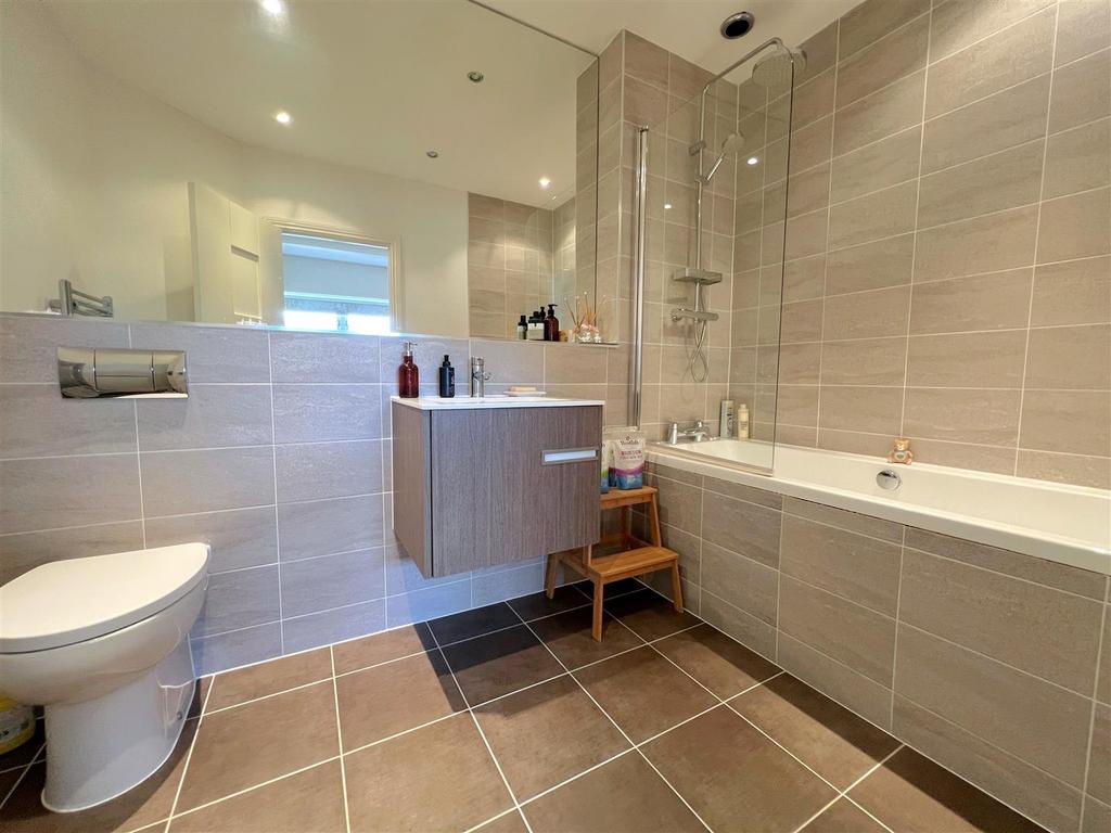 Bed 3 ensuite.jpg
