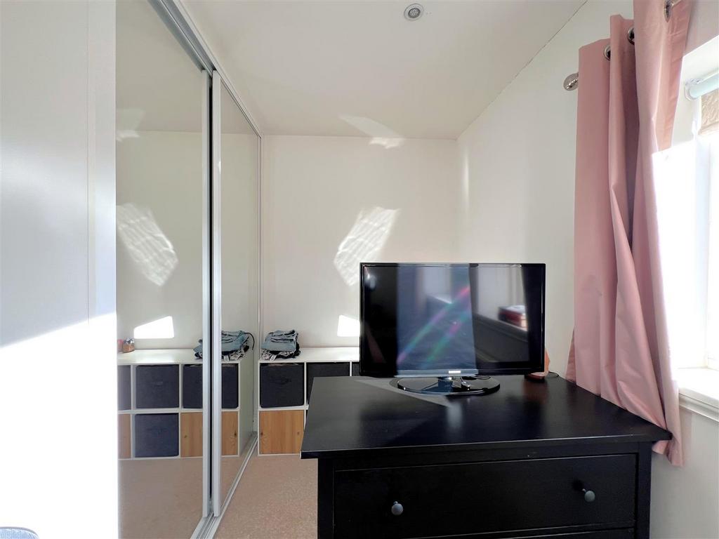 Bed 1 dressing area.jpg
