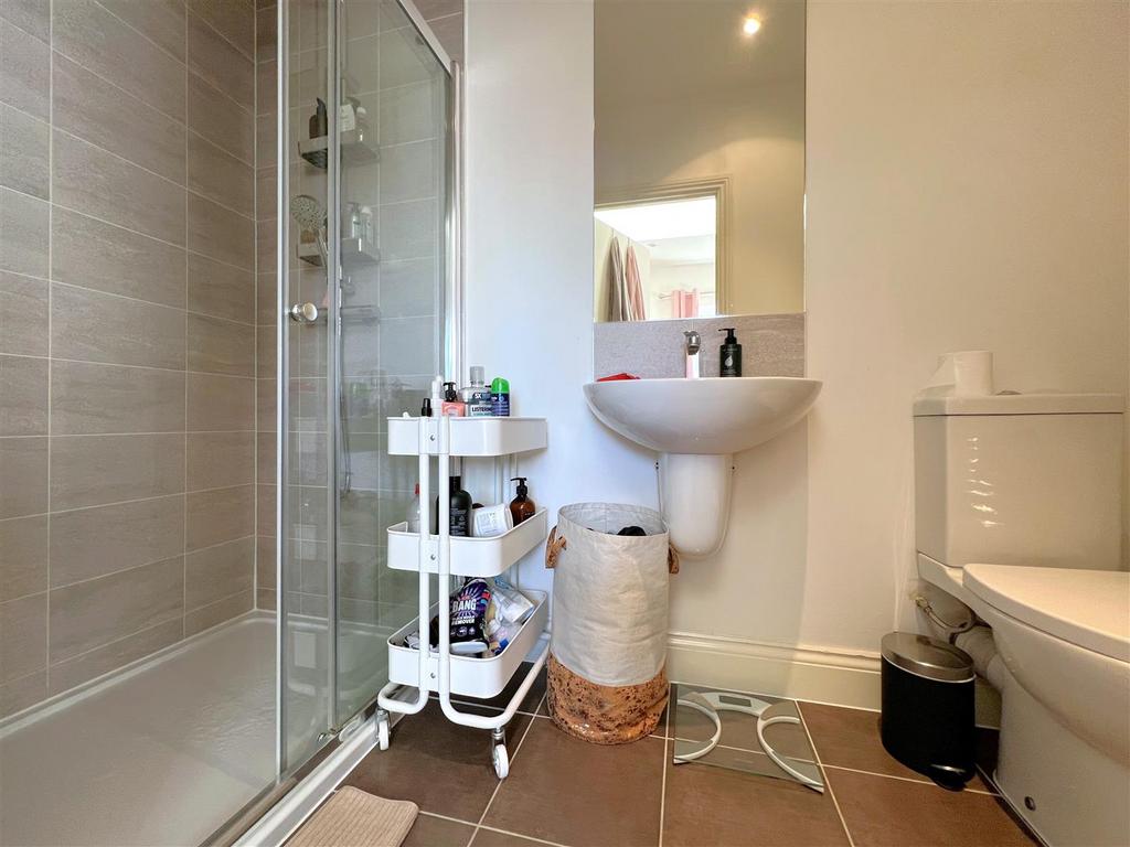 Bed 1 ensuite.jpg