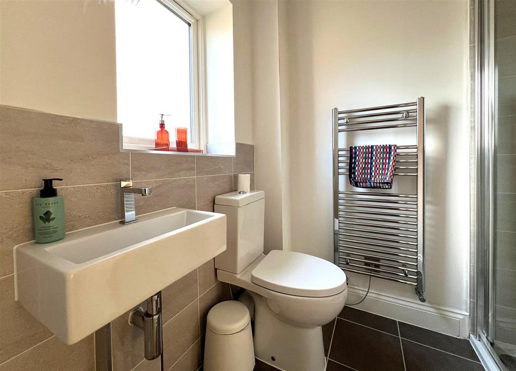 Bed 2 ensuite.jpg