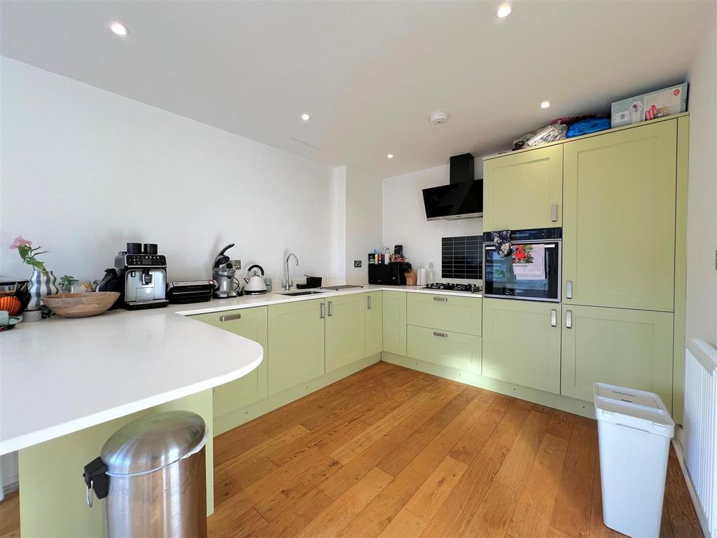 Kitchen 2.jpg