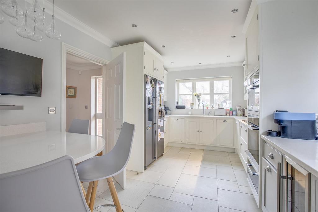 2 Hollybrook Way, HP13 7 GW-10.jpg