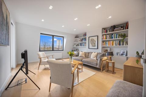 3 bedroom apartment for sale, Greencroft Gardens, London