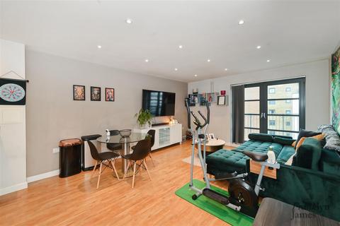 2 bedroom apartment for sale, Commercial Road, London, E14