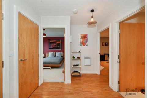 2 bedroom apartment for sale, Commercial Road, London, E14