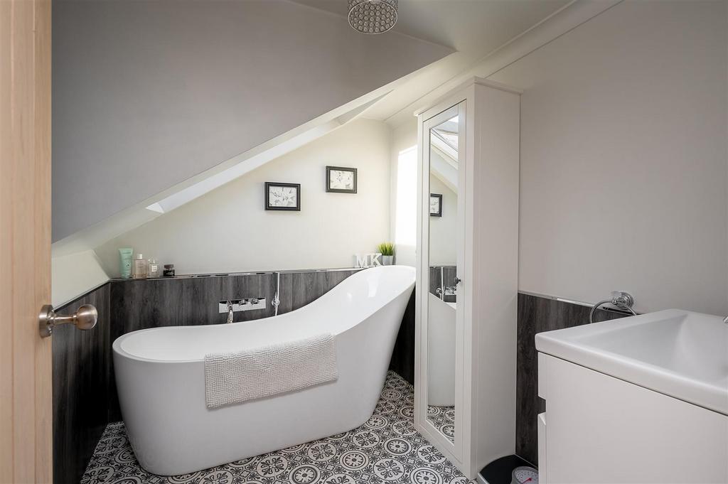 Master bedroom en suite