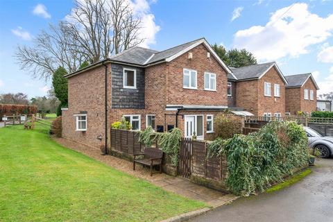 3 bedroom end of terrace house to rent, Sandy Lane, Kingswood, Tadworth