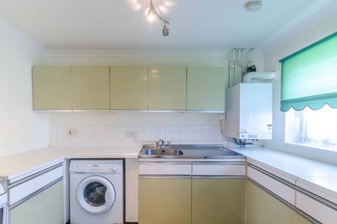 2 bedroom flat to rent, Hove Gardens, Sutton, SM1