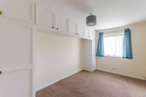 2 bedroom flat to rent, Hove Gardens, Sutton, SM1